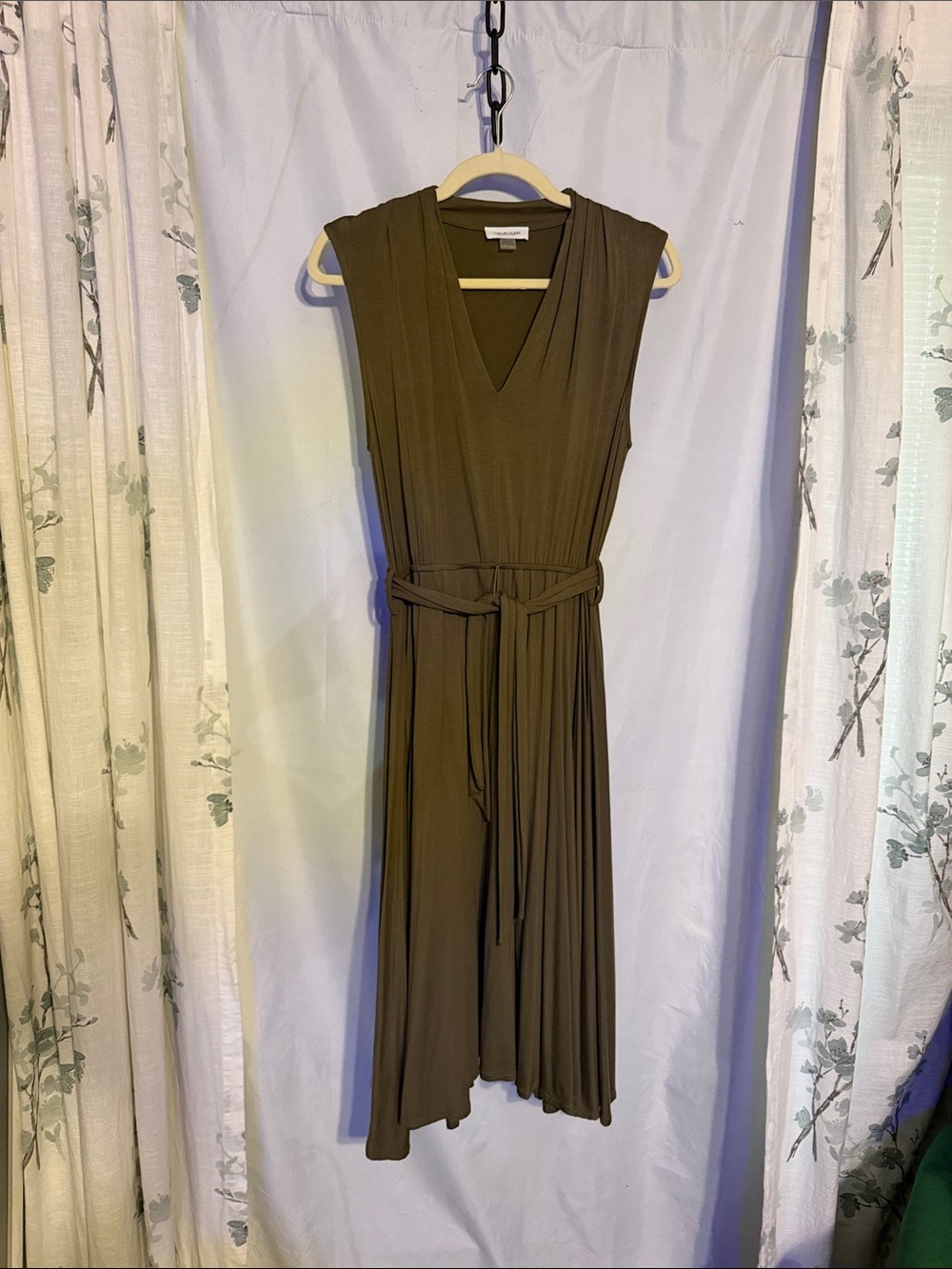 Sleeveless V-Neck Green Midi Dress with Belt